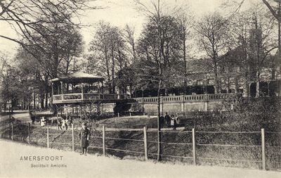 13044 Gezicht op de voorgevel van de Sociëteit Amicitia (achter de bomen) en de muziektent (Plantsoen-Zuid 2) te ...